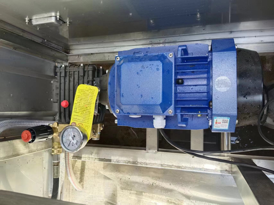 Enjuague automático alimentando una línea de llenado